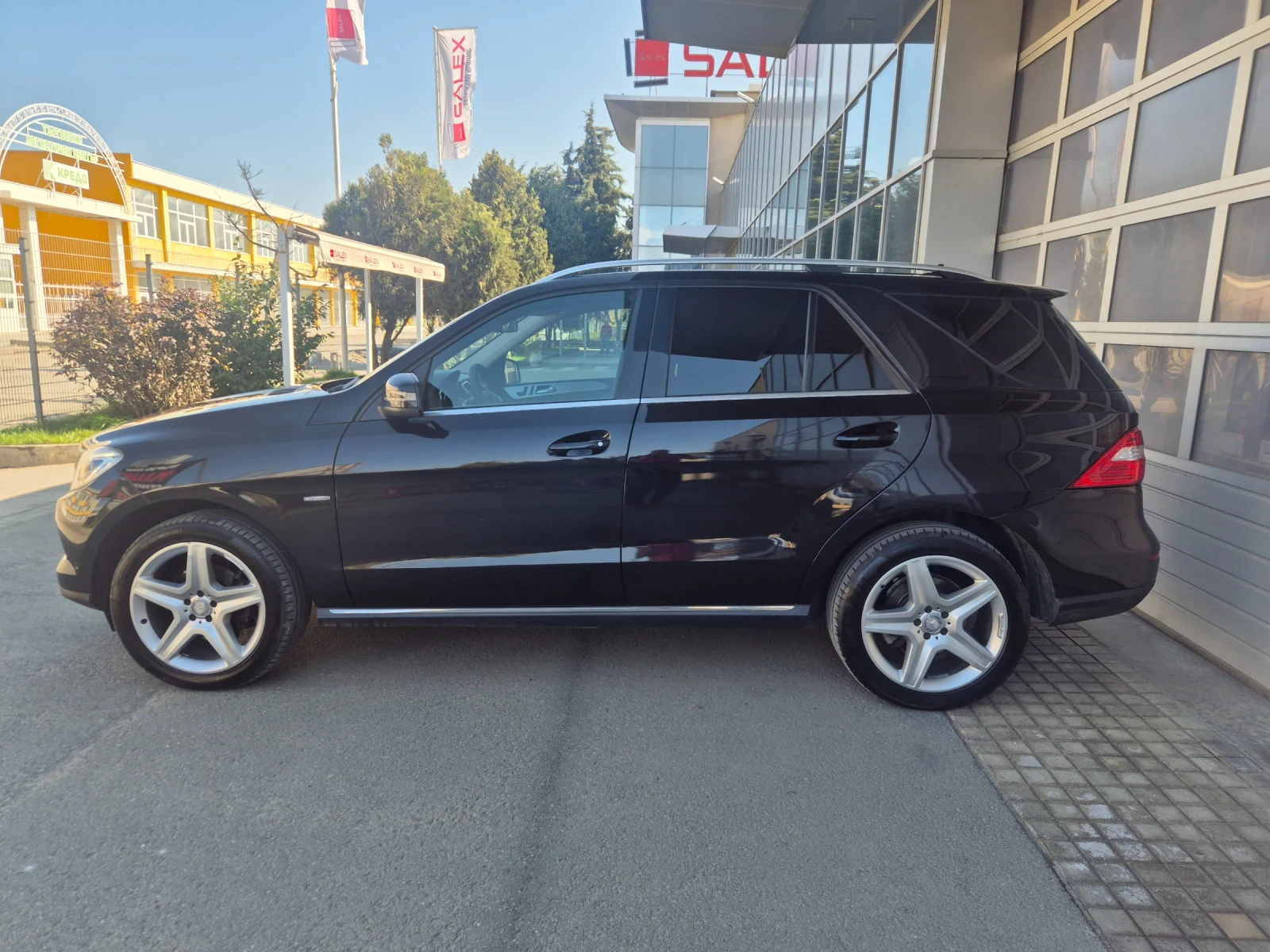 Mercedes-Benz ML 350 Нави* Кожа* Лед-Фар* Ел-Багажник* Амг-джанти* , снимка 8 - Автомобили и джипове - 54113251