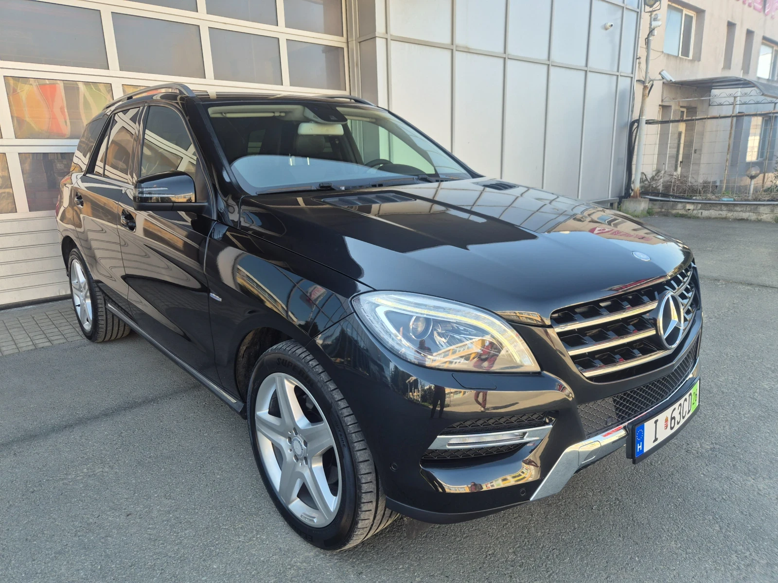 Mercedes-Benz ML 350 Нави* Кожа* Лед-Фар* Ел-Багажник* Амг-джанти* , снимка 3 - Автомобили и джипове - 54113251