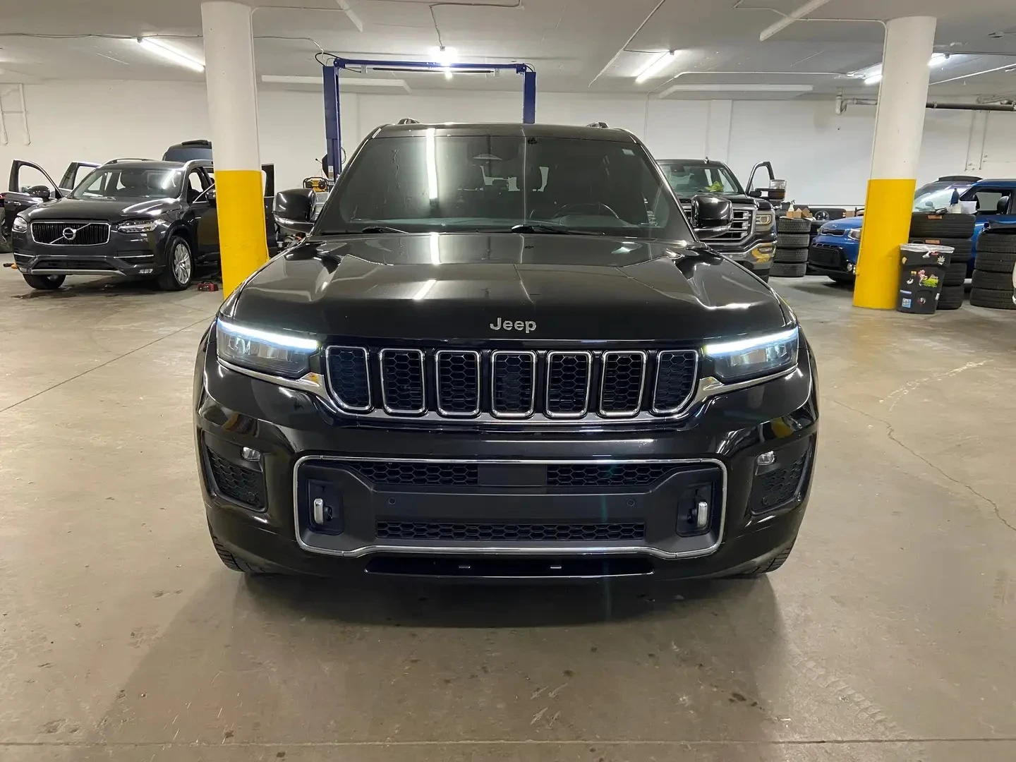 Jeep Grand cherokee Overland 5.7 HEMI| Quadra-Drive II 4x4| CARFAX | , снимка 2 - Автомобили и джипове - 56183614