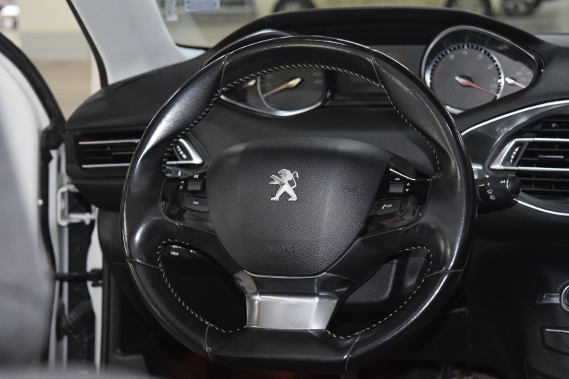 Peugeot 308 1, 2 HTP 124000 km като нов!, снимка 11 - Автомобили и джипове - 46402016