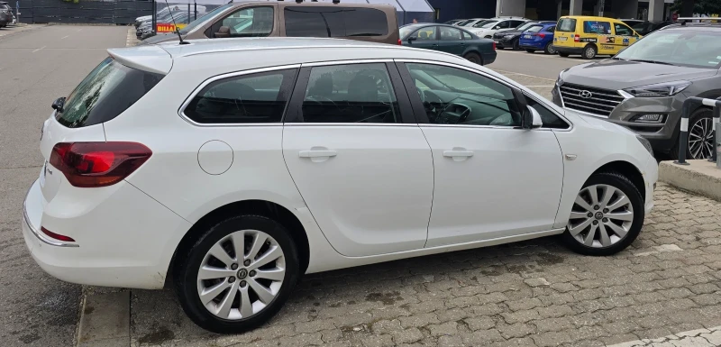 Opel Astra  Astra Sport tourer 1.7d 110hp обслужен , снимка 4 - Автомобили и джипове - 48910349