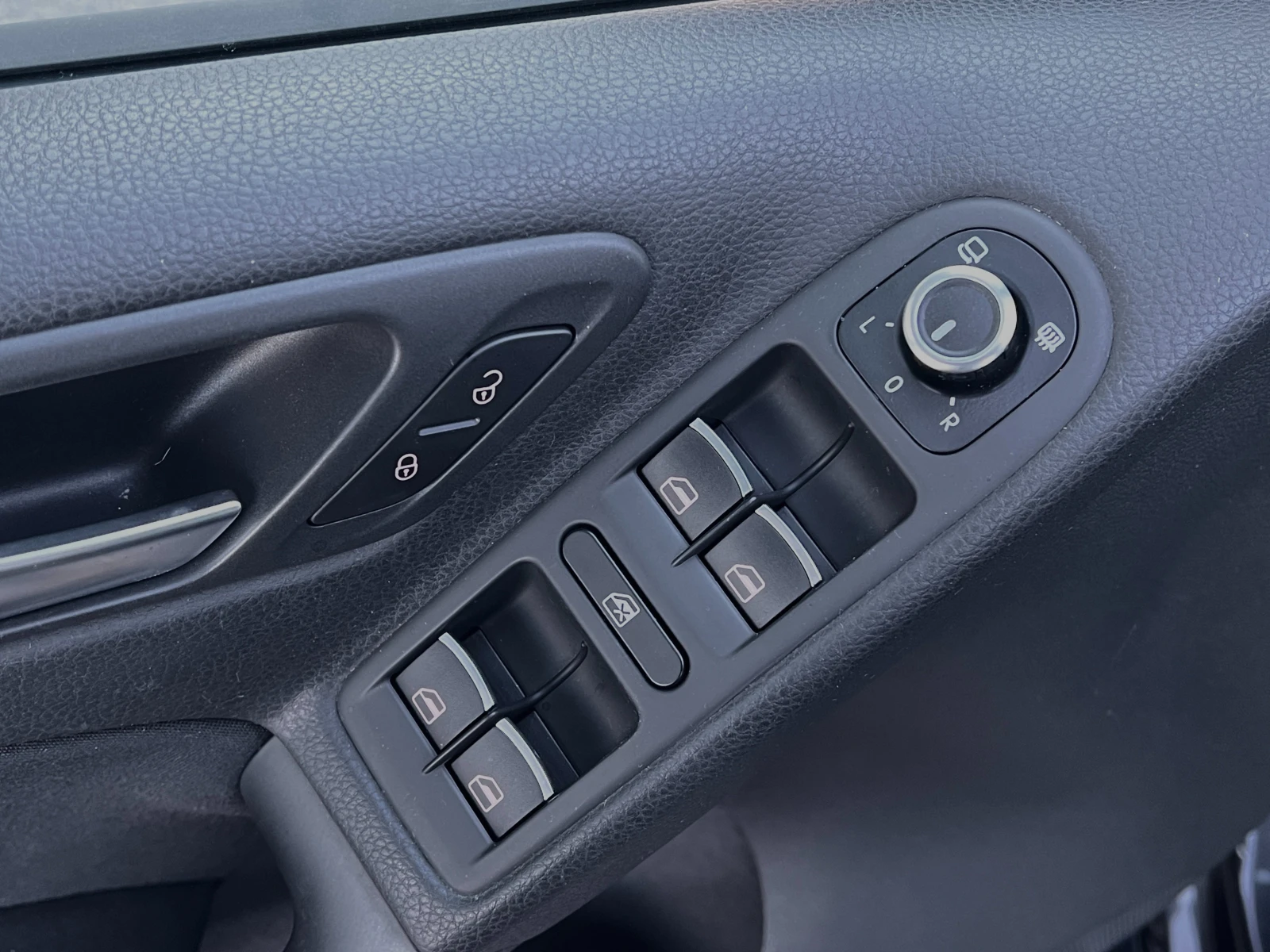 VW Golf 1.4TSi DSG Highline НАПЪЛНО ОБСЛУЖЕН НОВИ ГУМИ - изображение 10