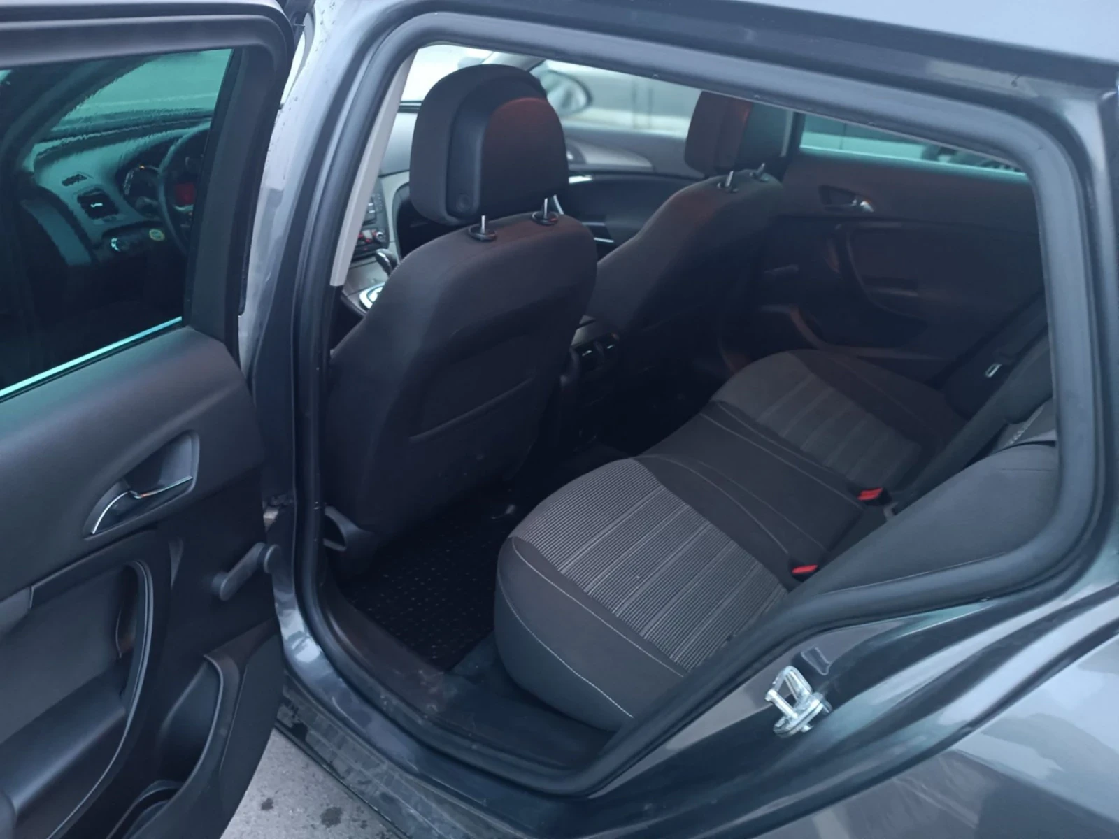 Opel Insignia 2.0 CDTI 160 HP, снимка 10 - Автомобили и джипове - 53810076