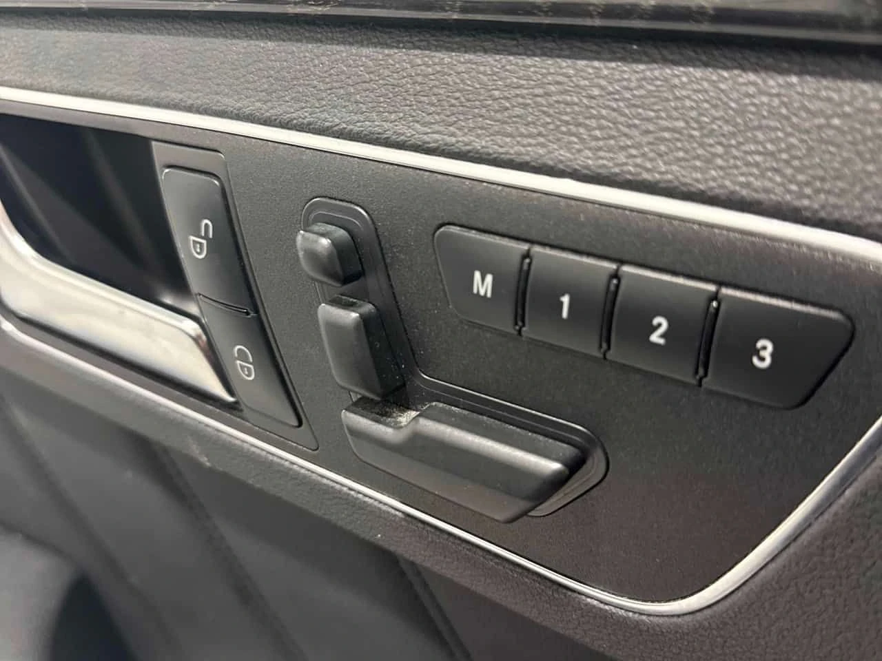 Mercedes-Benz E 350 4MATIC * ПОДГРЕВ* ПАНОРАМА* КАМЕРА* ДВА КЛЮЧА* , снимка 12 - Автомобили и джипове - 53999718