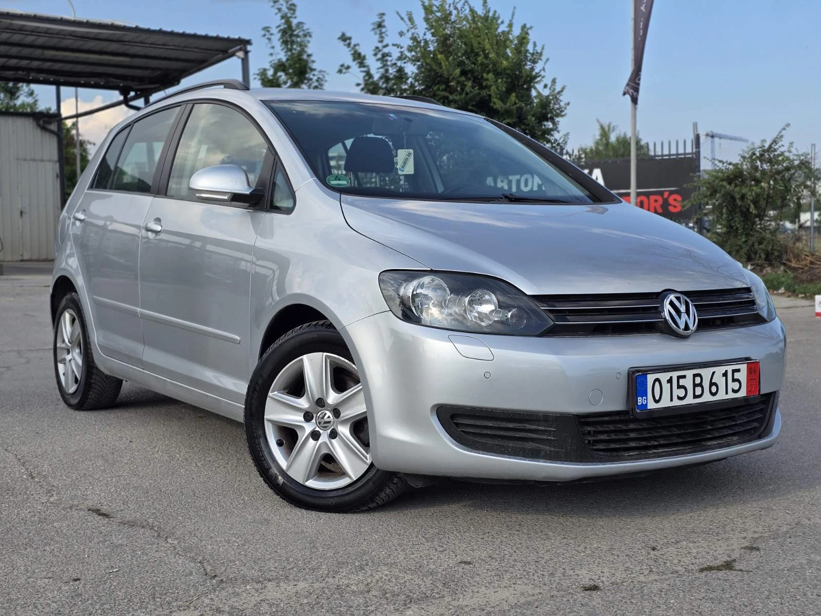 VW Golf Plus 1.6TDI/AUTO/КАМЕРА/NAVI, снимка 3 - Автомобили и джипове - 56067570