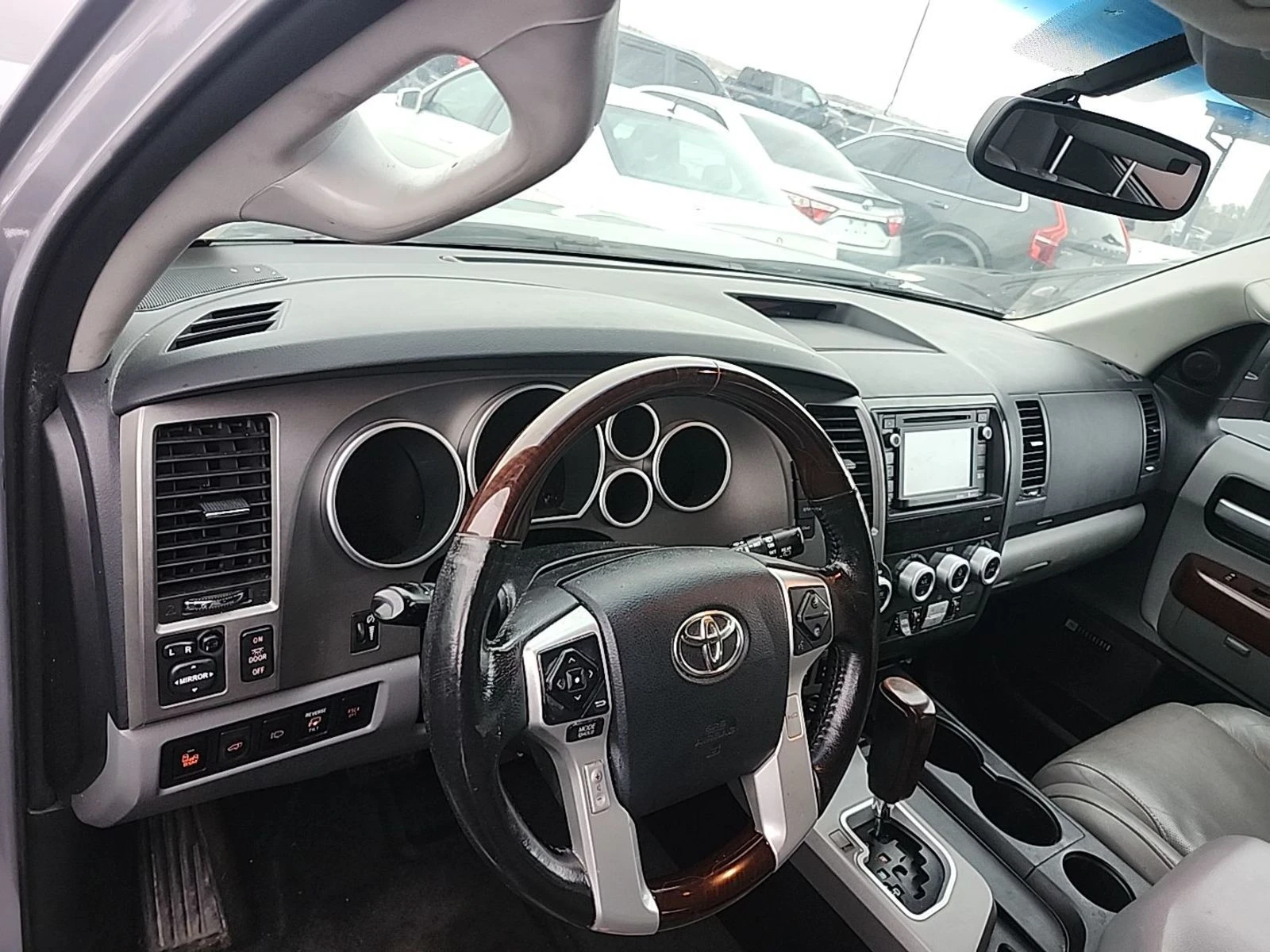 Toyota Sequoia  - изображение 7
