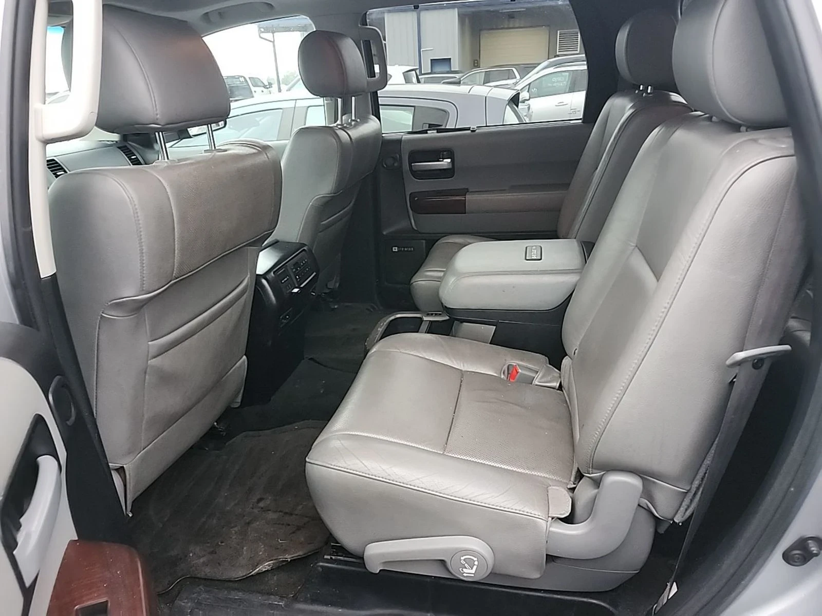 Toyota Sequoia  - изображение 9