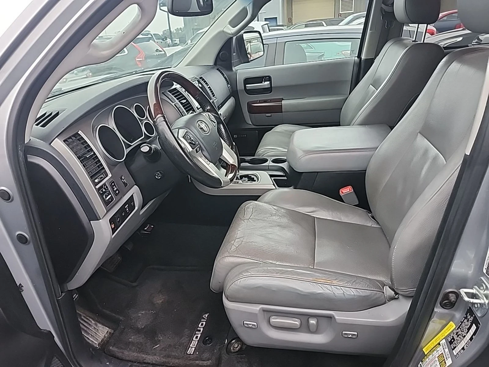 Toyota Sequoia  - изображение 6