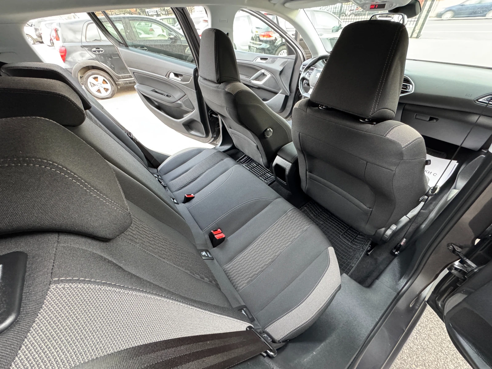 Peugeot 308 1.2I НОВ ВНОС , снимка 11 - Автомобили и джипове - 53895916