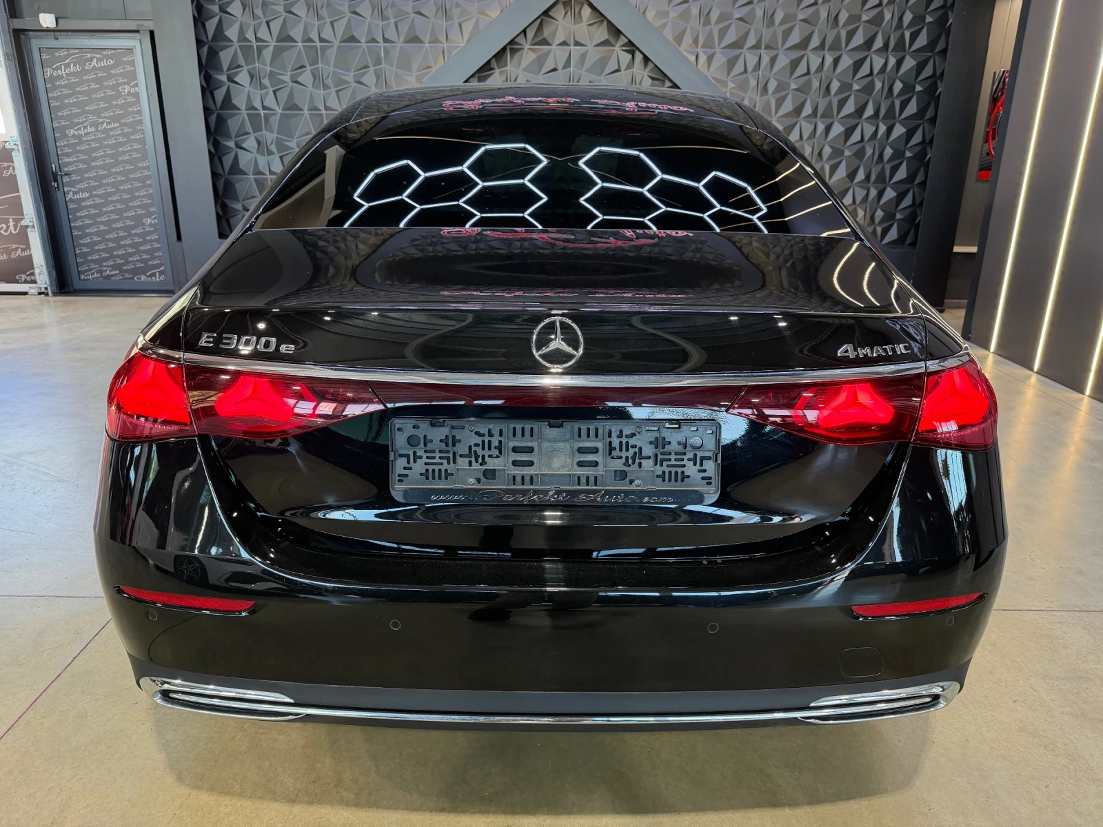 Mercedes-Benz E 300 e PLUG-IN 4 MATIC * BURMESTER * ПАНОРАМА * , снимка 4 - Автомобили и джипове - 55130437