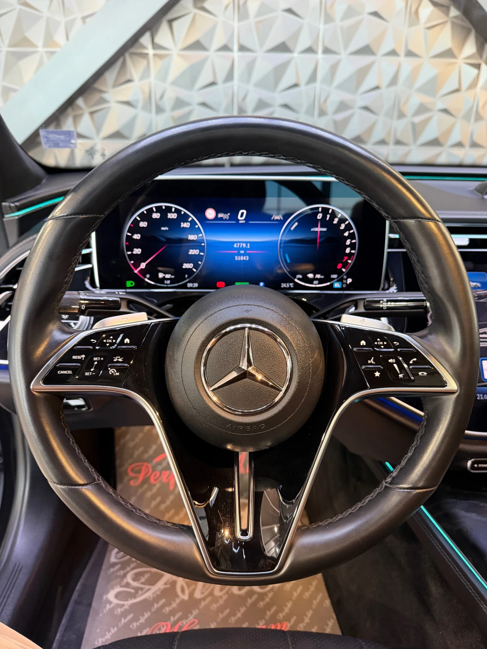 Mercedes-Benz E 300 e PLUG-IN 4 MATIC * BURMESTER * ПАНОРАМА * , снимка 11 - Автомобили и джипове - 55130437