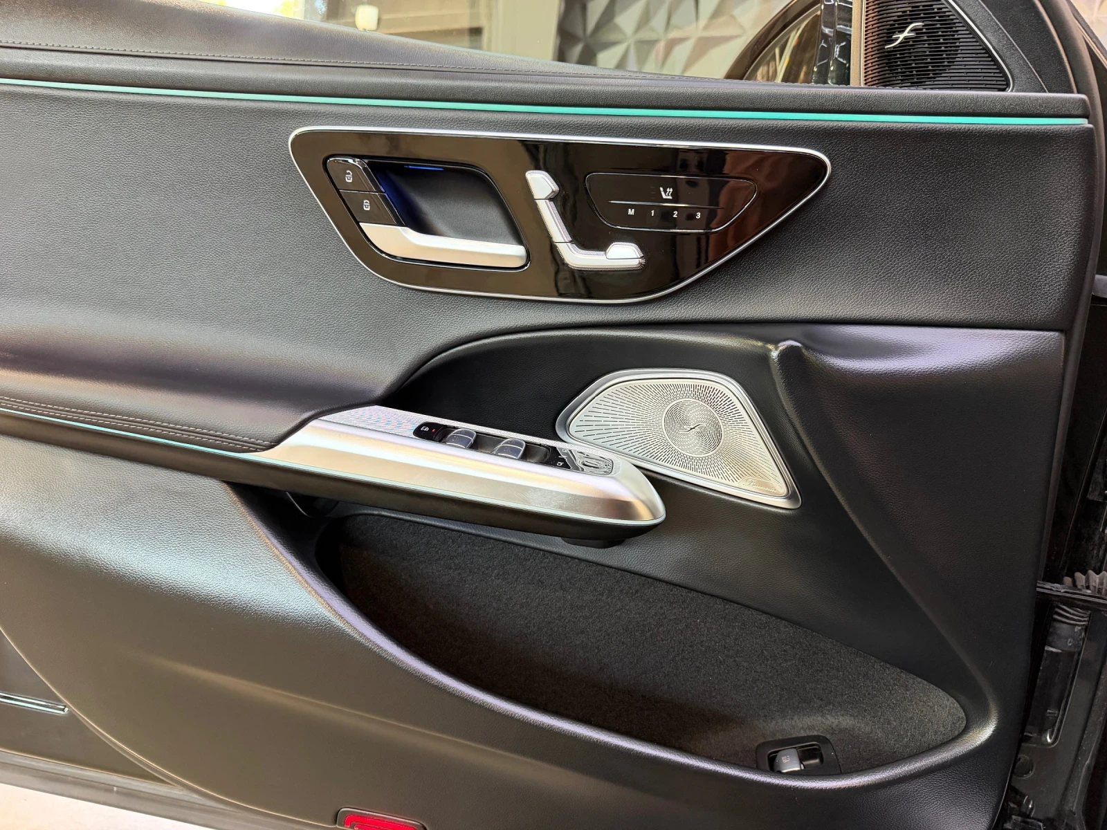 Mercedes-Benz E 300 e PLUG-IN 4 MATIC * BURMESTER * ПАНОРАМА * , снимка 12 - Автомобили и джипове - 55130437