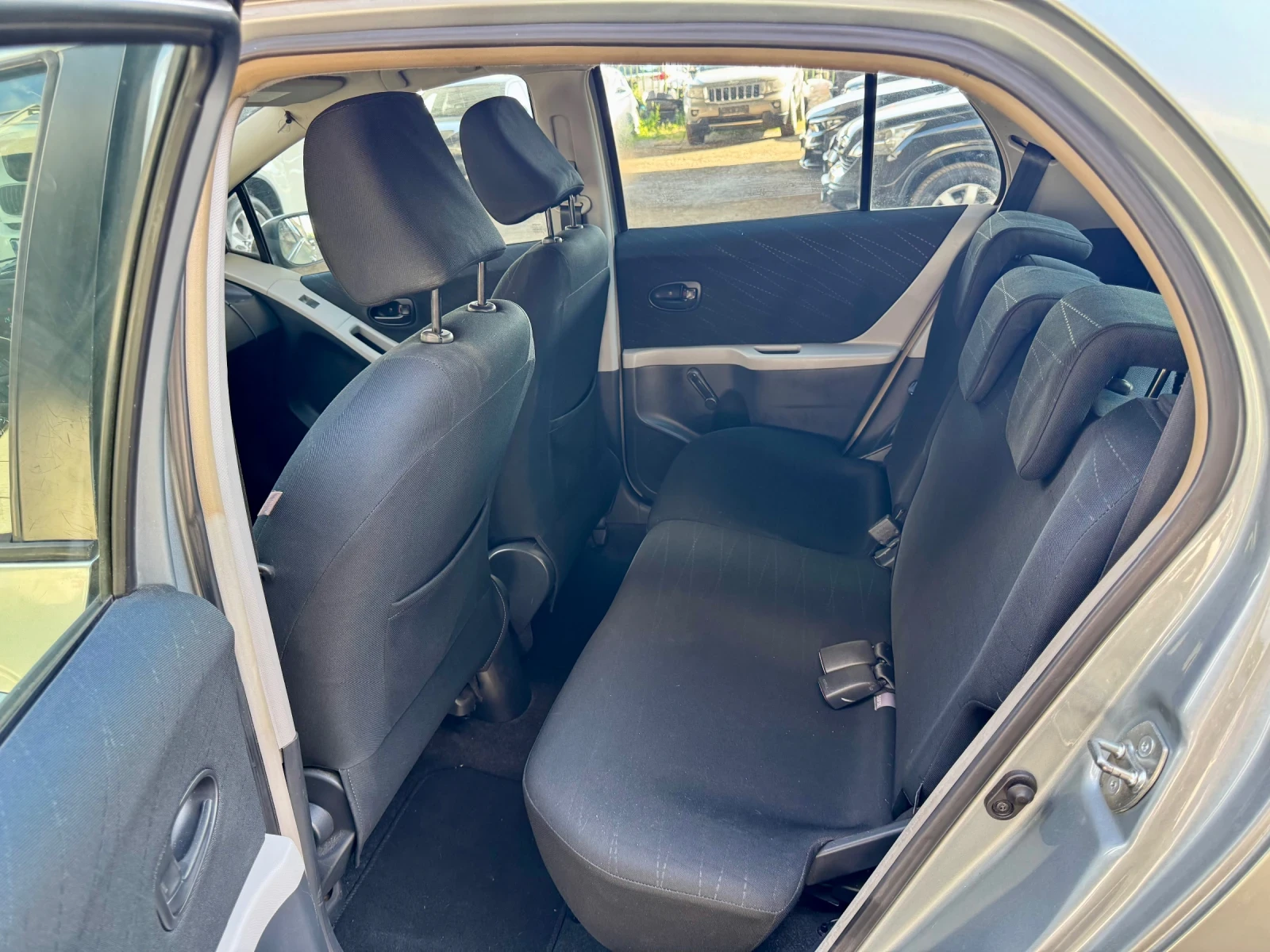 Toyota Yaris 1.0/VVYI, снимка 11 - Автомобили и джипове - 55437655