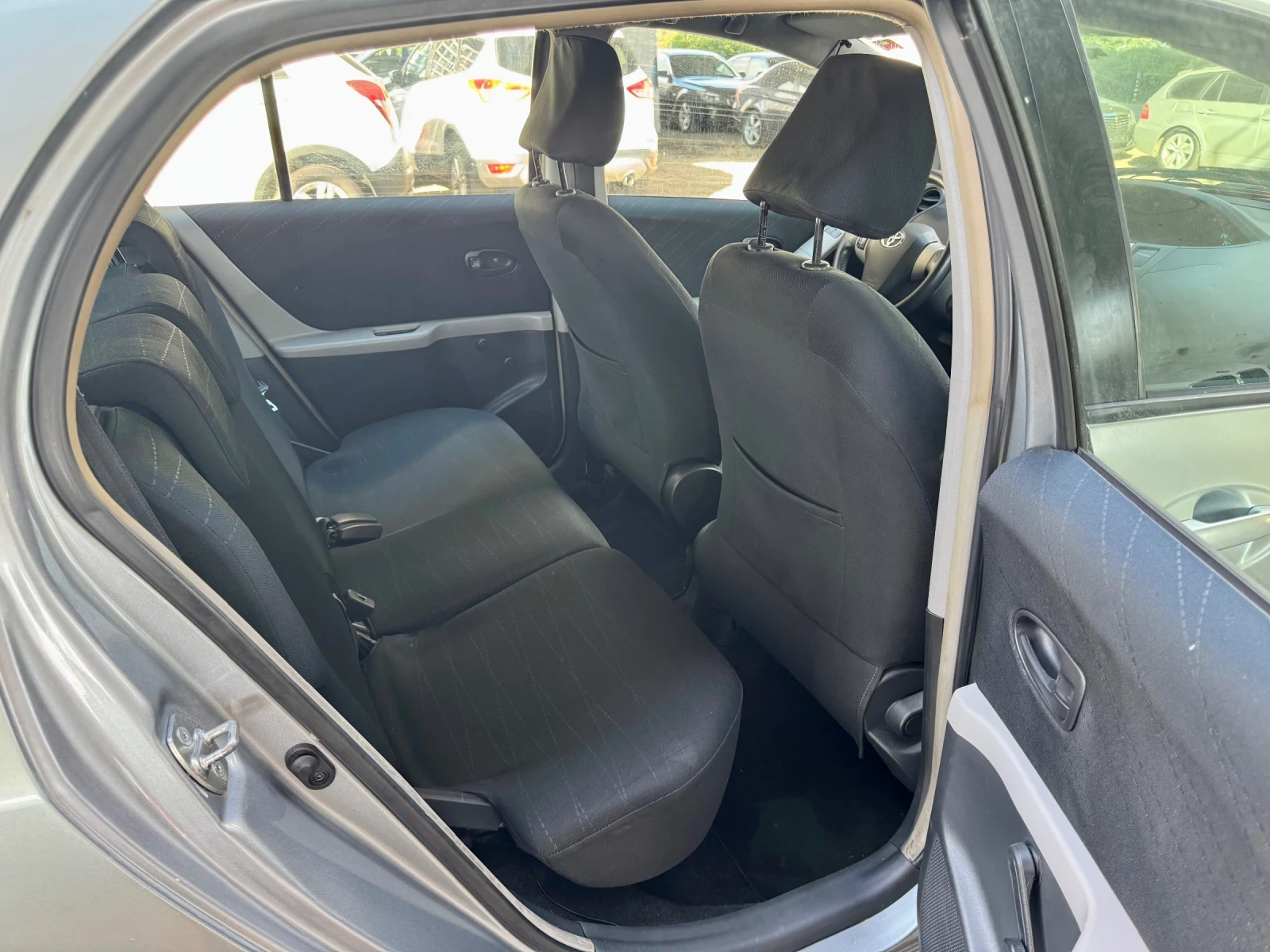 Toyota Yaris 1.0/VVYI, снимка 10 - Автомобили и джипове - 55437655