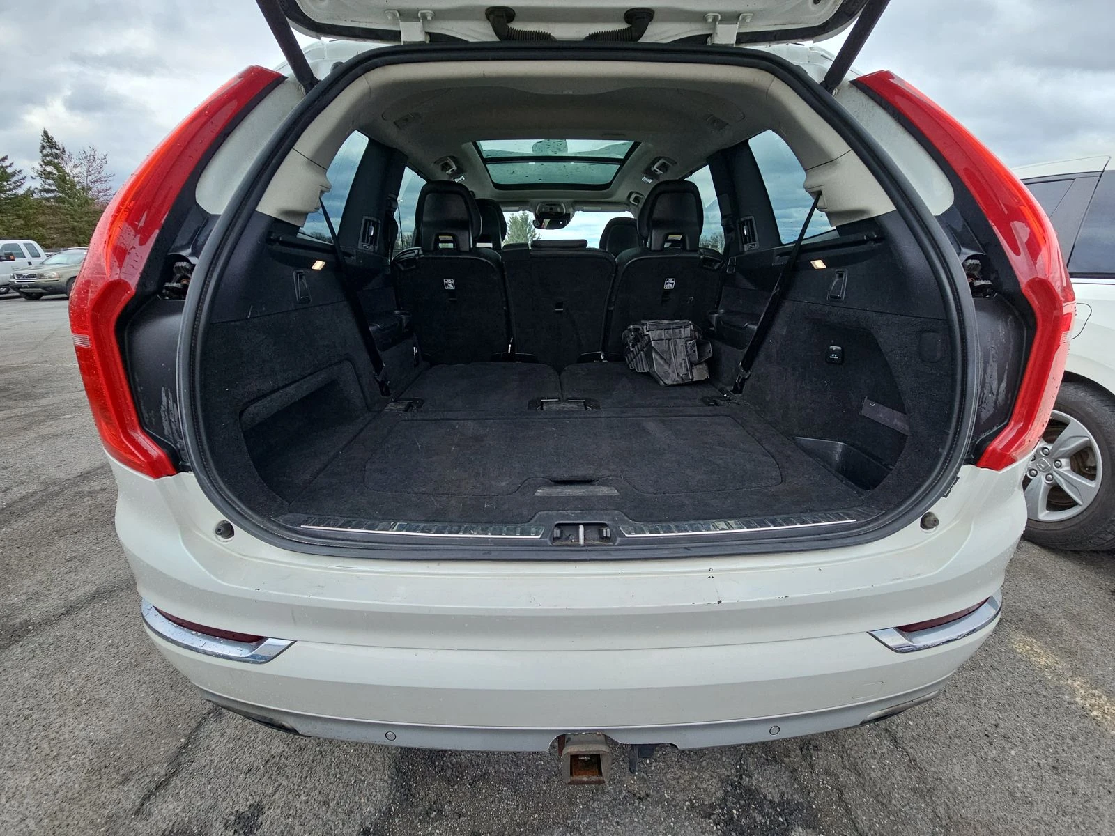 Volvo Xc90 T6 INSCRIPTION/PANO/KEYLESS/NAVI/ПОДГРЕВ/ОБДУХВАНЕ - изображение 6