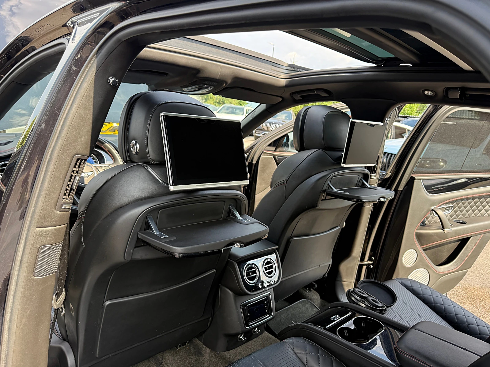 Bentley Bentayga DISTRONIK-HEAD UP-PANORAMA-V12-VAKUM-MONITORI-FULL, снимка 16 - Автомобили и джипове - 55079190