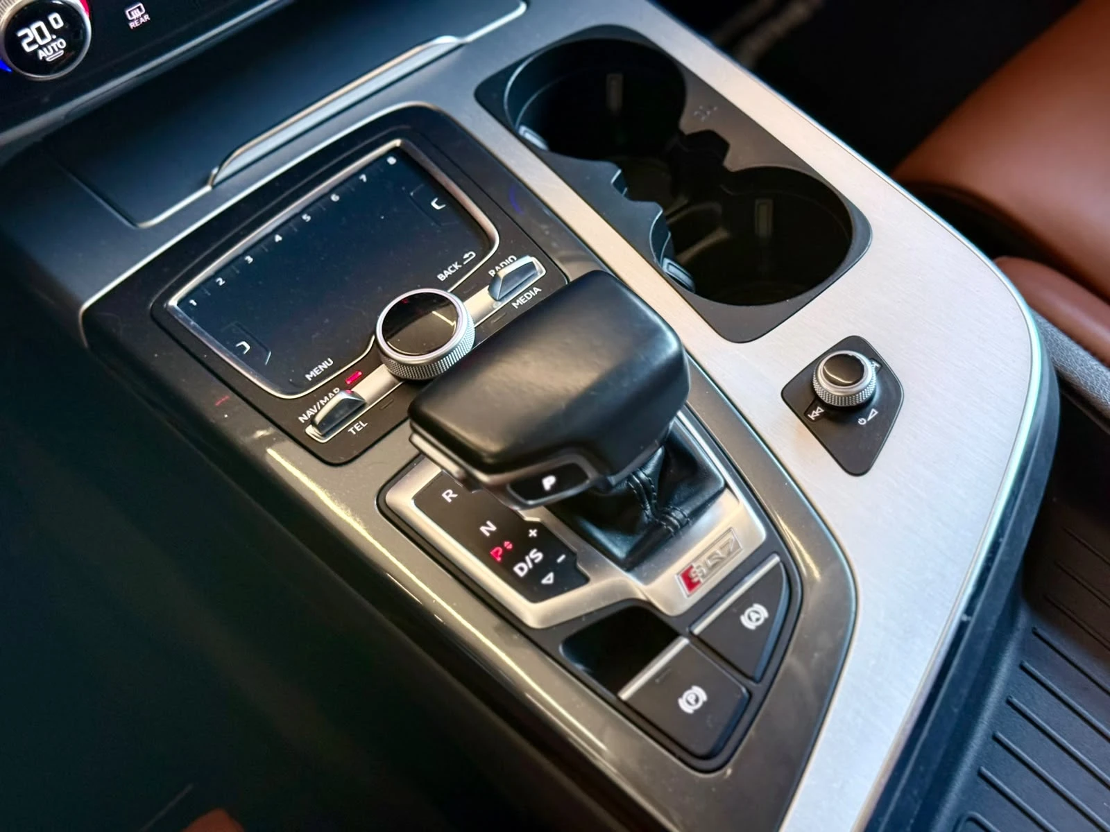 Audi SQ7 Quattro* V8T* S-Line* Подгрев* Softclose* ЛИЗИНГ , снимка 13 - Автомобили и джипове - 55707910