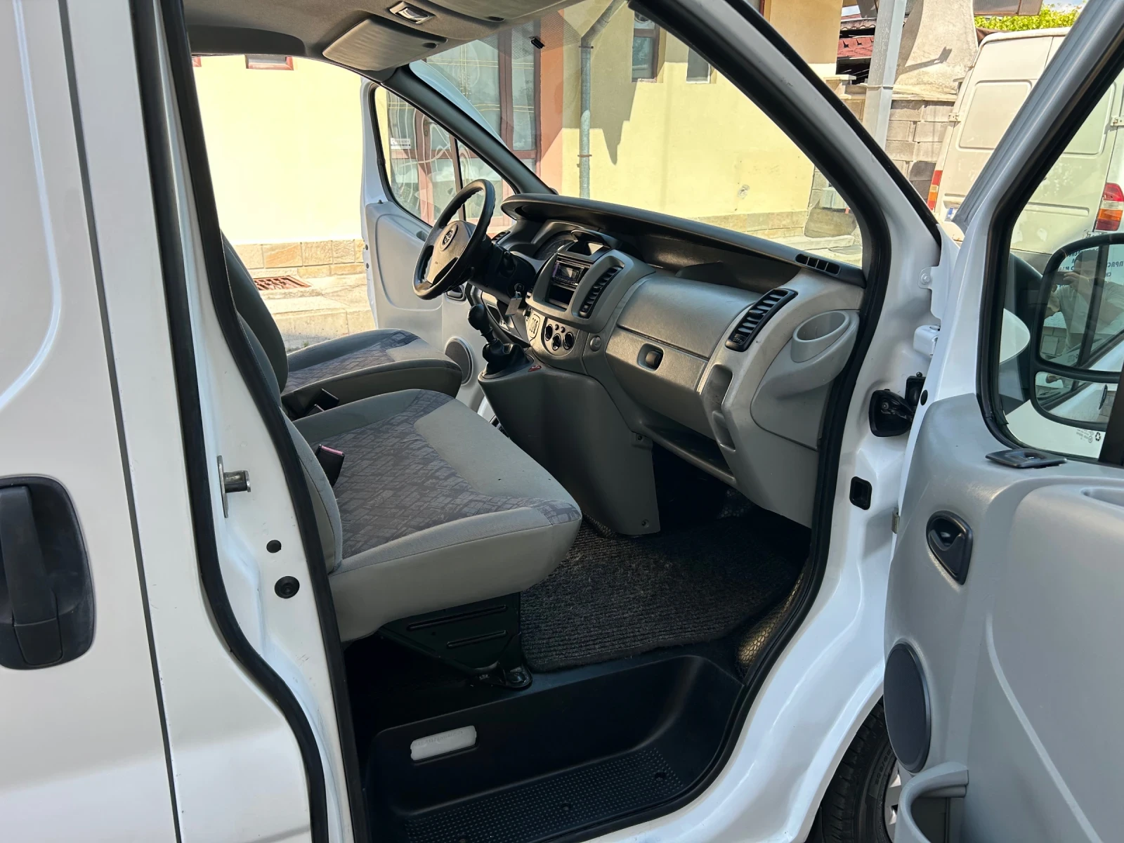 Opel Vivaro 1.9CDTI LONG КЛИМАТИК, снимка 10 - Бусове и автобуси - 55036662