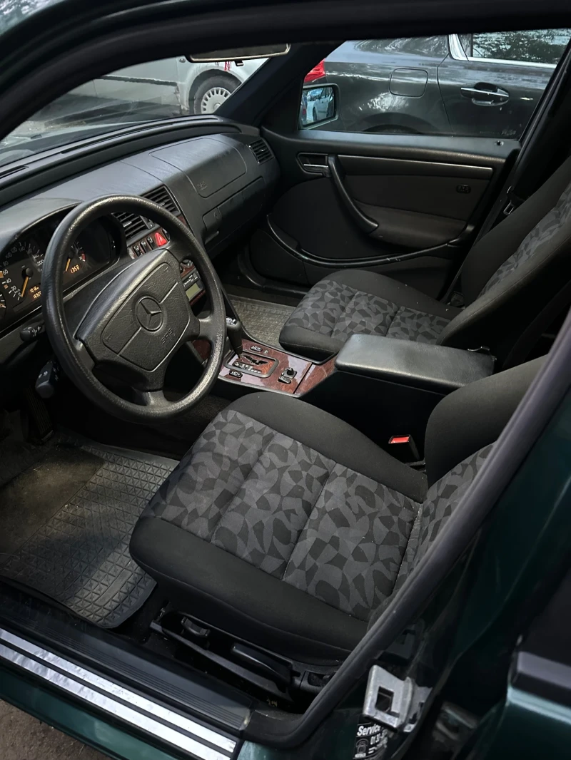 Mercedes-Benz C 180, снимка 9 - Автомобили и джипове - 52227772