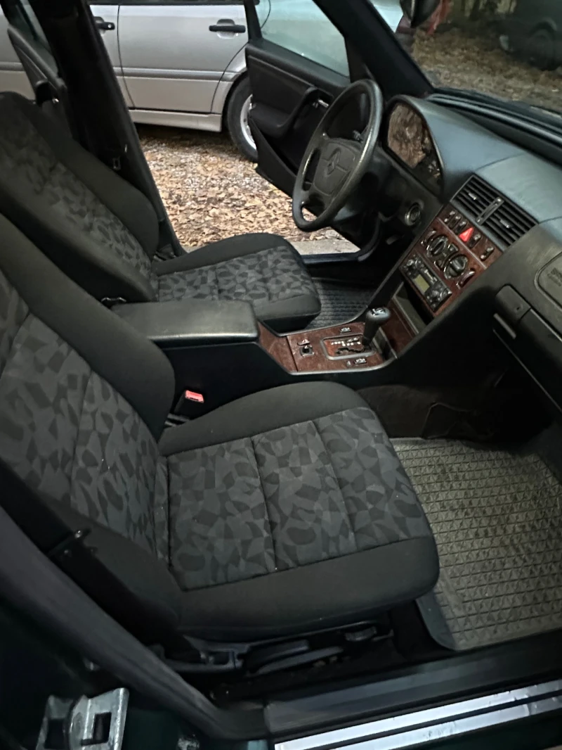 Mercedes-Benz C 180, снимка 13 - Автомобили и джипове - 52227772