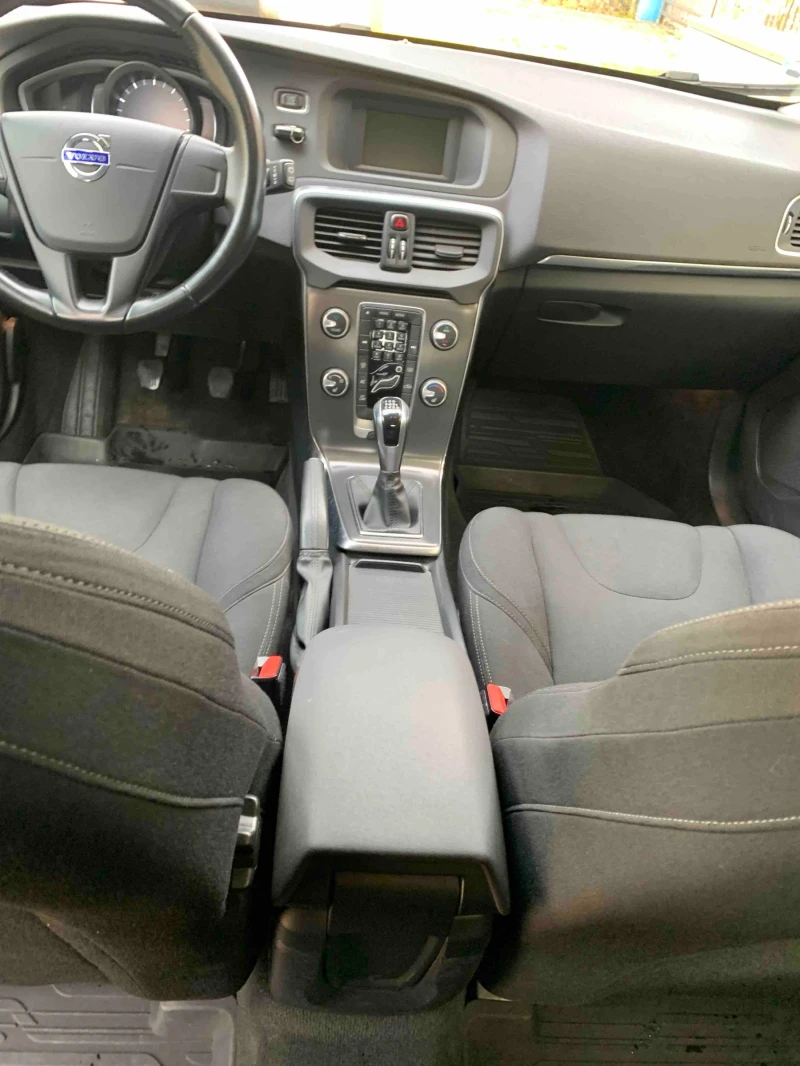 Volvo V40 T2, снимка 9 - Автомобили и джипове - 52394593