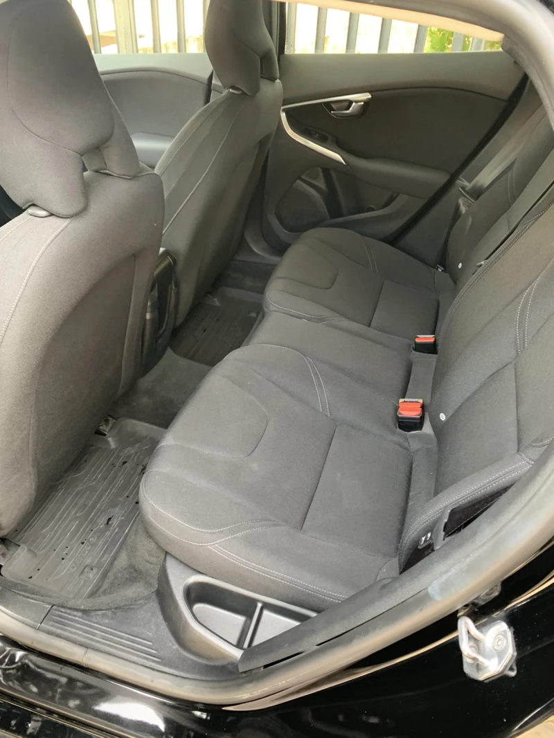 Volvo V40 T2, снимка 12 - Автомобили и джипове - 52394593