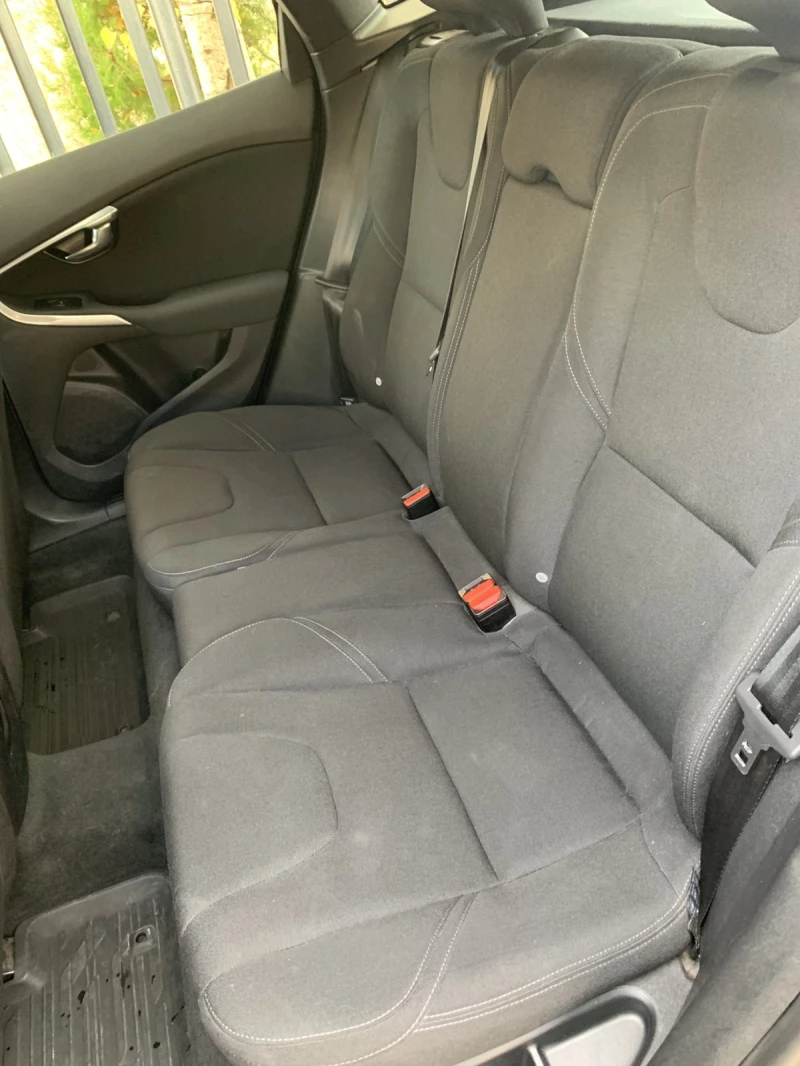 Volvo V40 T2, снимка 13 - Автомобили и джипове - 52394593