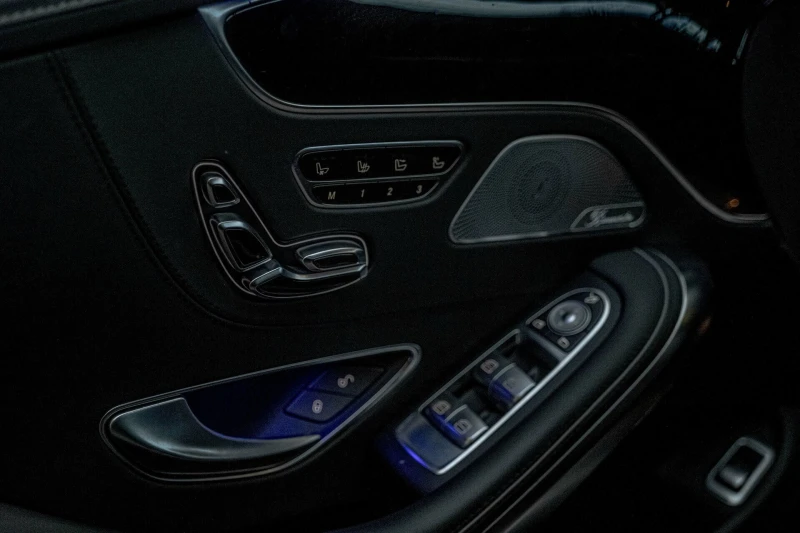 Mercedes-Benz S 63 AMG 4Matic/Swarovski/HuD/Burmester/AirMatic/Night Visi, снимка 12 - Автомобили и джипове - 52436128