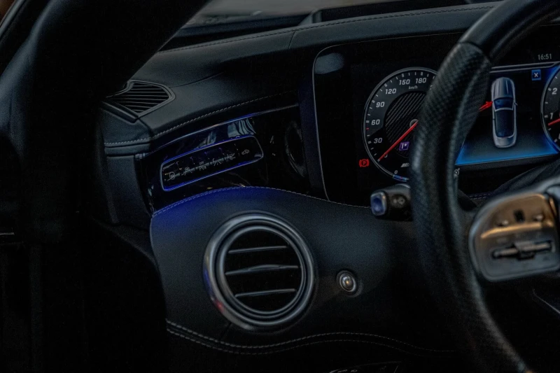 Mercedes-Benz S 63 AMG 4Matic/Swarovski/HuD/Burmester/AirMatic/Night Visi, снимка 11 - Автомобили и джипове - 52436128