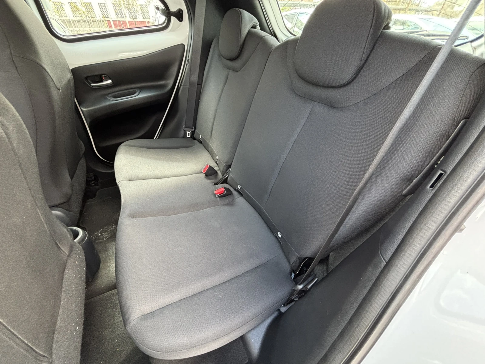 Toyota Aygo Х 1.0-Бензин, снимка 12 - Автомобили и джипове - 54150106