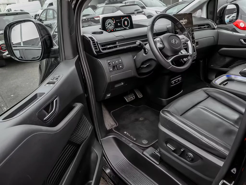 Hyundai Staria 2.2CRDi/177HP/SIGNATURE/4WD/PANO/KLESS/LED/175q, снимка 4 - Автомобили и джипове - 54229749