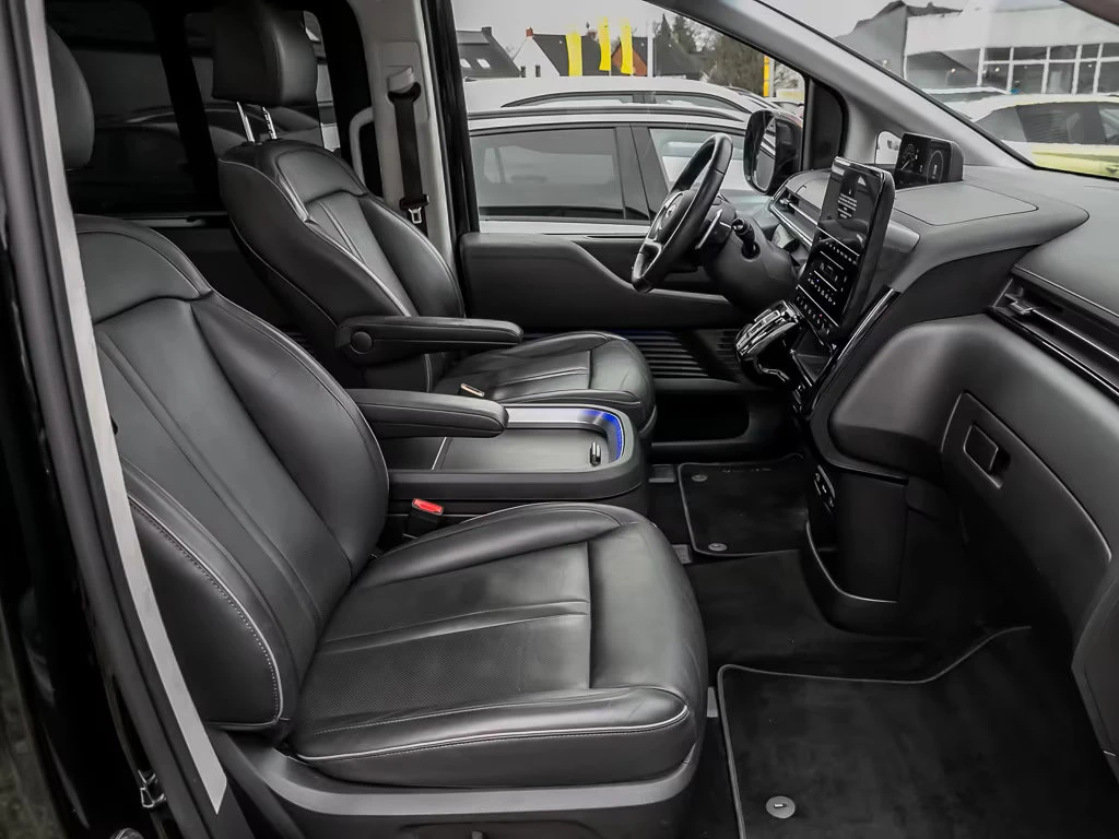 Hyundai Staria 2.2CRDi/177HP/SIGNATURE/4WD/PANO/KLESS/LED/175q, снимка 11 - Автомобили и джипове - 54229749