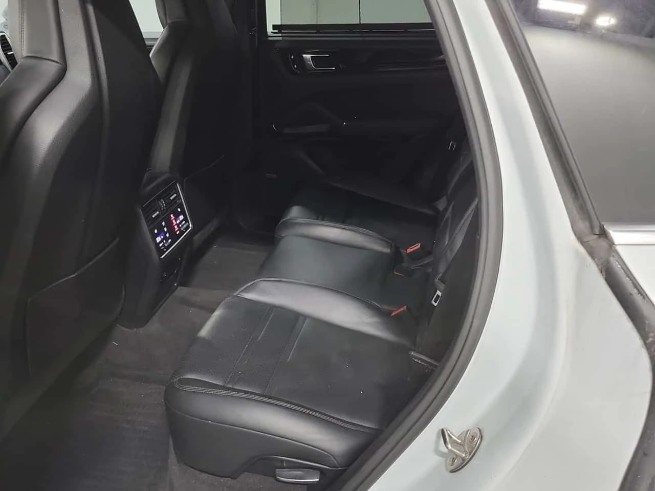 Porsche Cayenne * E Hybrid * 360 * АМБИЕНТНО * ОБДУХВАНЕ, снимка 17 - Автомобили и джипове - 54150678