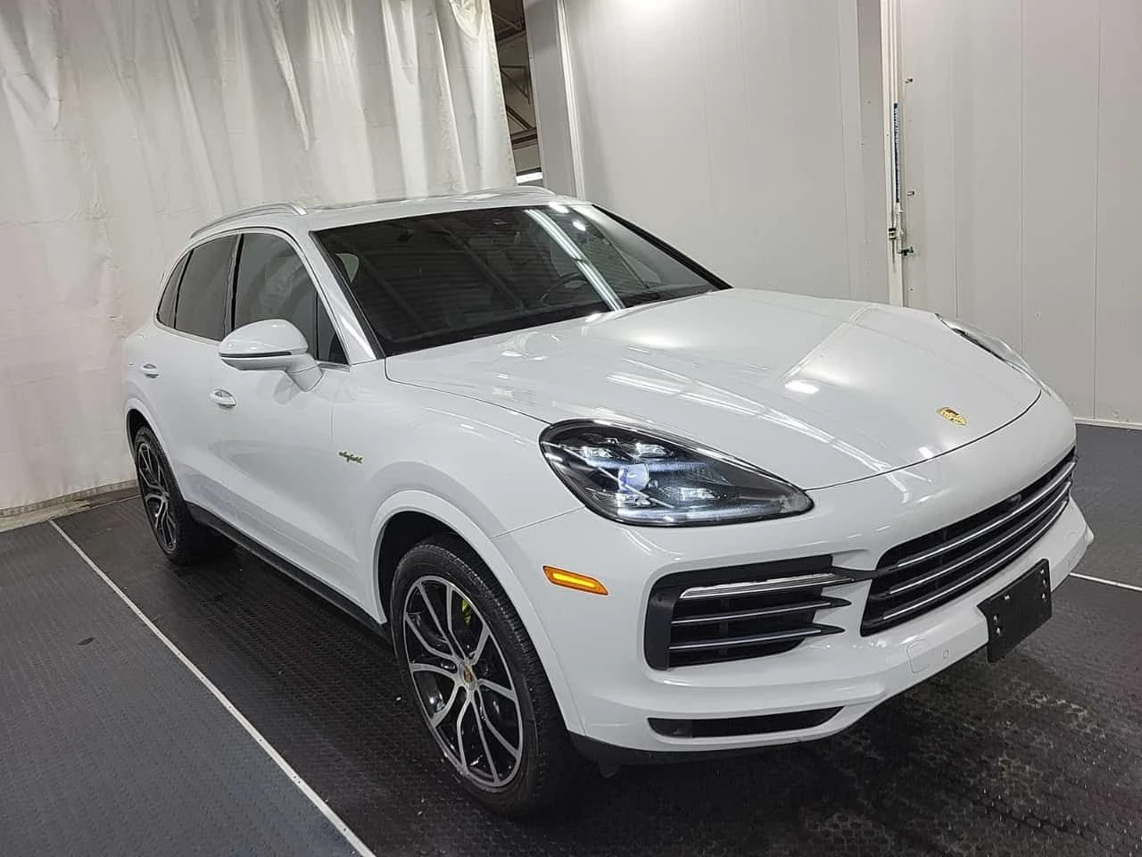 Porsche Cayenne * E Hybrid * 360 * АМБИЕНТНО * ОБДУХВАНЕ, снимка 3 - Автомобили и джипове - 54150678