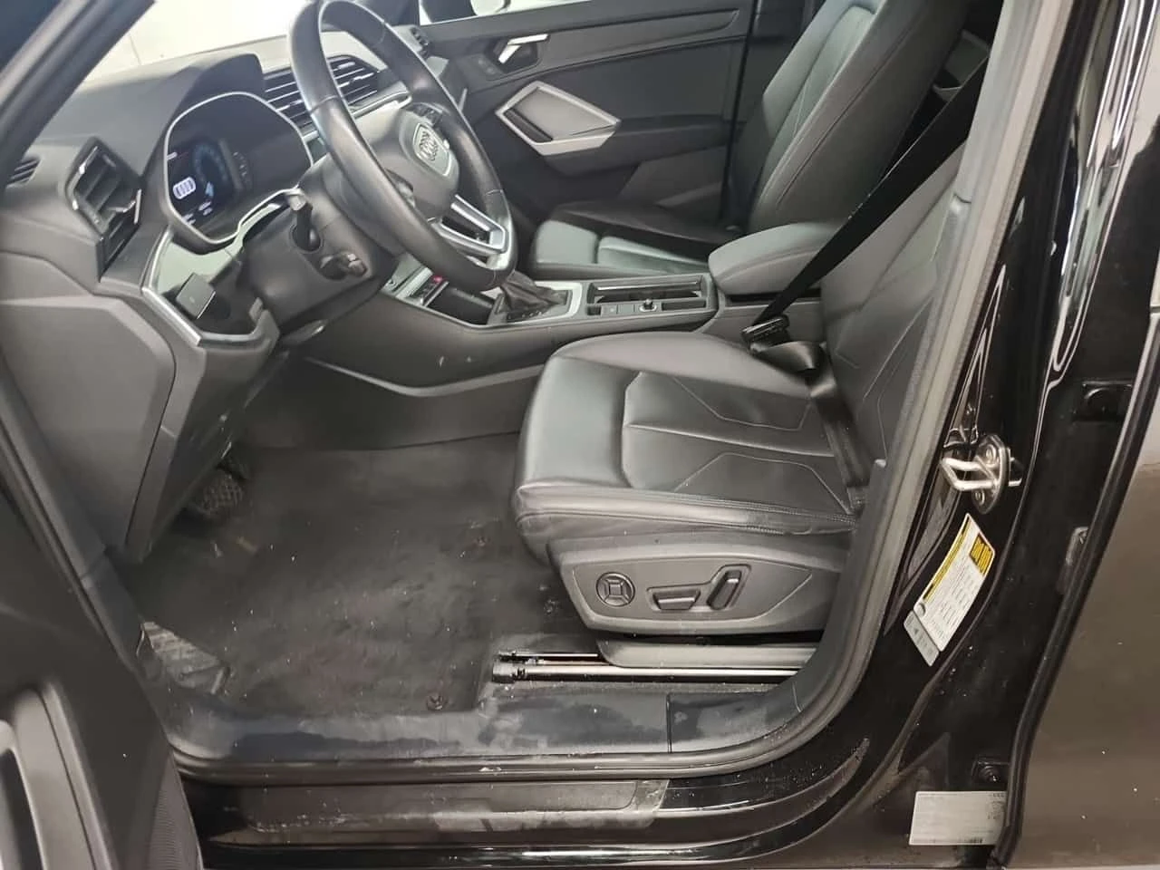 Audi Q3  CARFAX | AVTOKREDIT | LED | PANO | KOJA , снимка 9 - Автомобили и джипове - 55052454