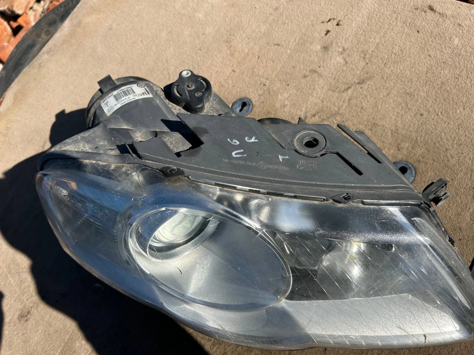 Десен фар  Volkswagen Passat 6 , снимка 2 - Части - 53893984