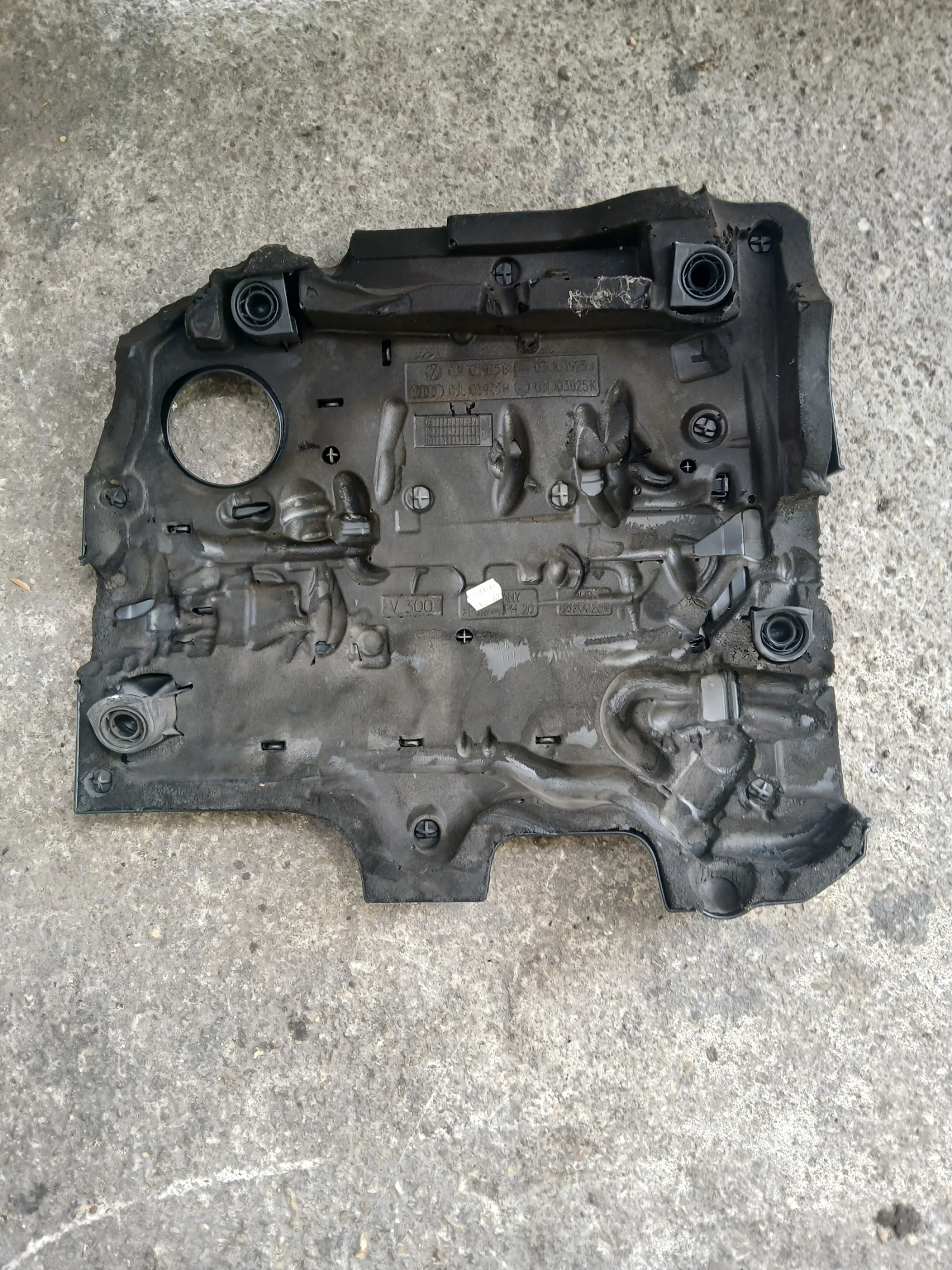 Кора на двигател Vw Polo 1.6 tdi 2012г , снимка 2 - Части - 56460835