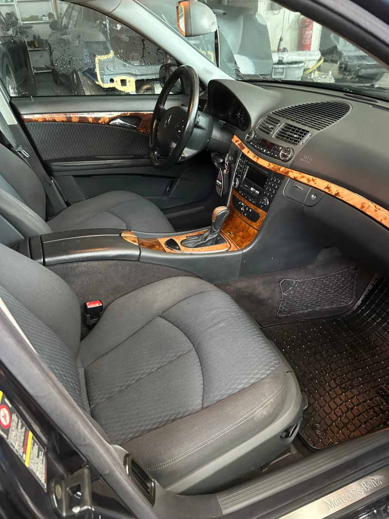 Mercedes-Benz E 220, снимка 8 - Автомобили и джипове - 52552717