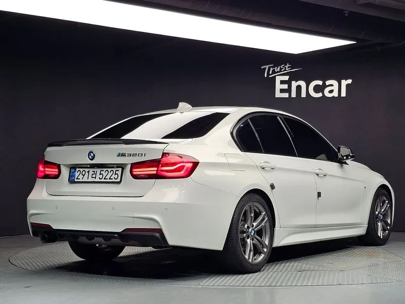 BMW 320 i - САМО 30% АВАНС, снимка 2 - Автомобили и джипове - 56304458