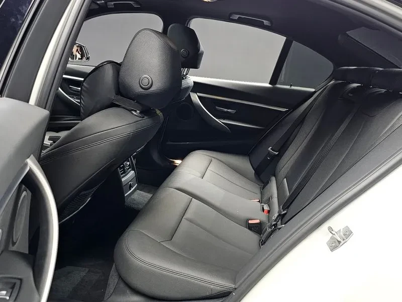 BMW 320 i - САМО 30% АВАНС, снимка 11 - Автомобили и джипове - 56304458