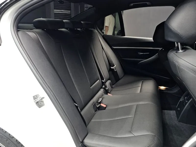 BMW 320 i - САМО 30% АВАНС, снимка 12 - Автомобили и джипове - 56304458