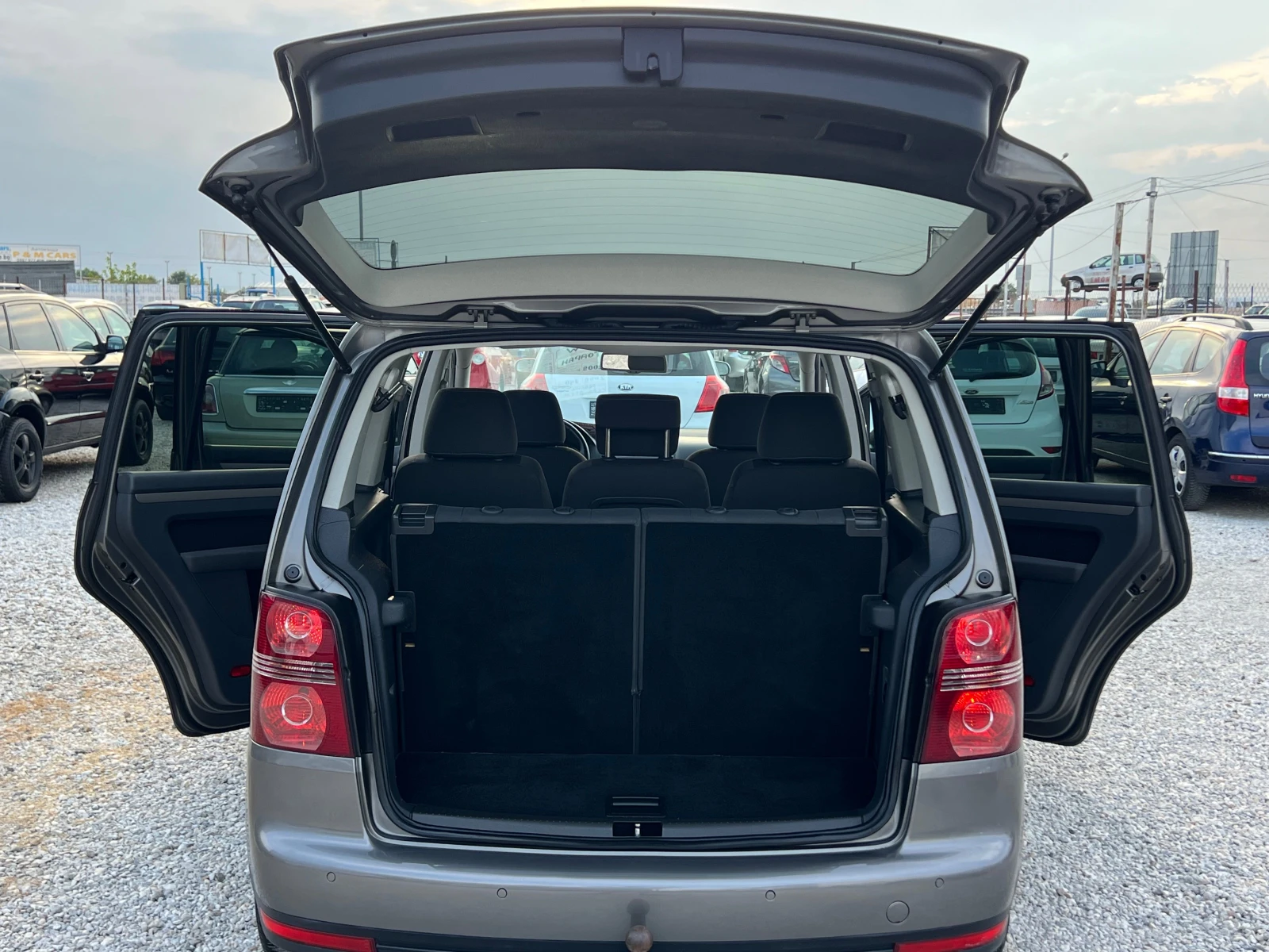 VW Touran ЛИЗИНГ-7 МЕСТЕН-ДИЗЕЛ-КЛИМА-ТОП, снимка 9 - Автомобили и джипове - 55930412