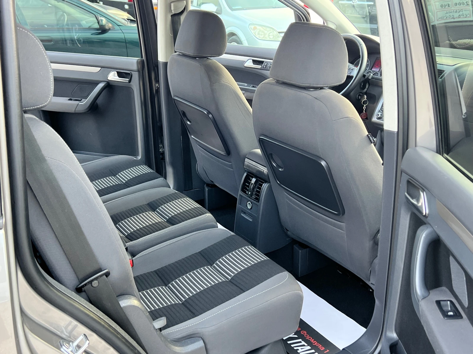 VW Touran ЛИЗИНГ-7 МЕСТЕН-ДИЗЕЛ-КЛИМА-ТОП, снимка 10 - Автомобили и джипове - 55930412