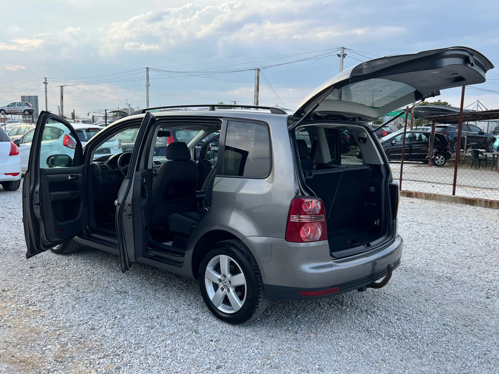 VW Touran ЛИЗИНГ-7 МЕСТЕН-ДИЗЕЛ-КЛИМА-ТОП, снимка 14 - Автомобили и джипове - 55930412