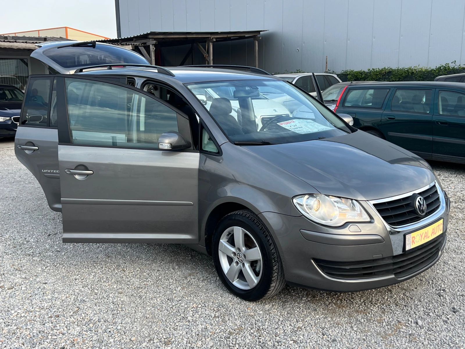 VW Touran ЛИЗИНГ-7 МЕСТЕН-ДИЗЕЛ-КЛИМА-ТОП, снимка 17 - Автомобили и джипове - 55930412