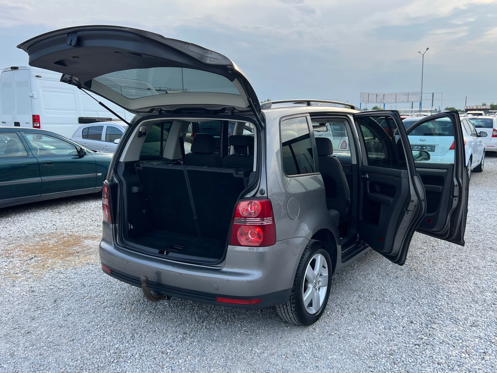VW Touran ЛИЗИНГ-7 МЕСТЕН-ДИЗЕЛ-КЛИМА-ТОП, снимка 13 - Автомобили и джипове - 55930412