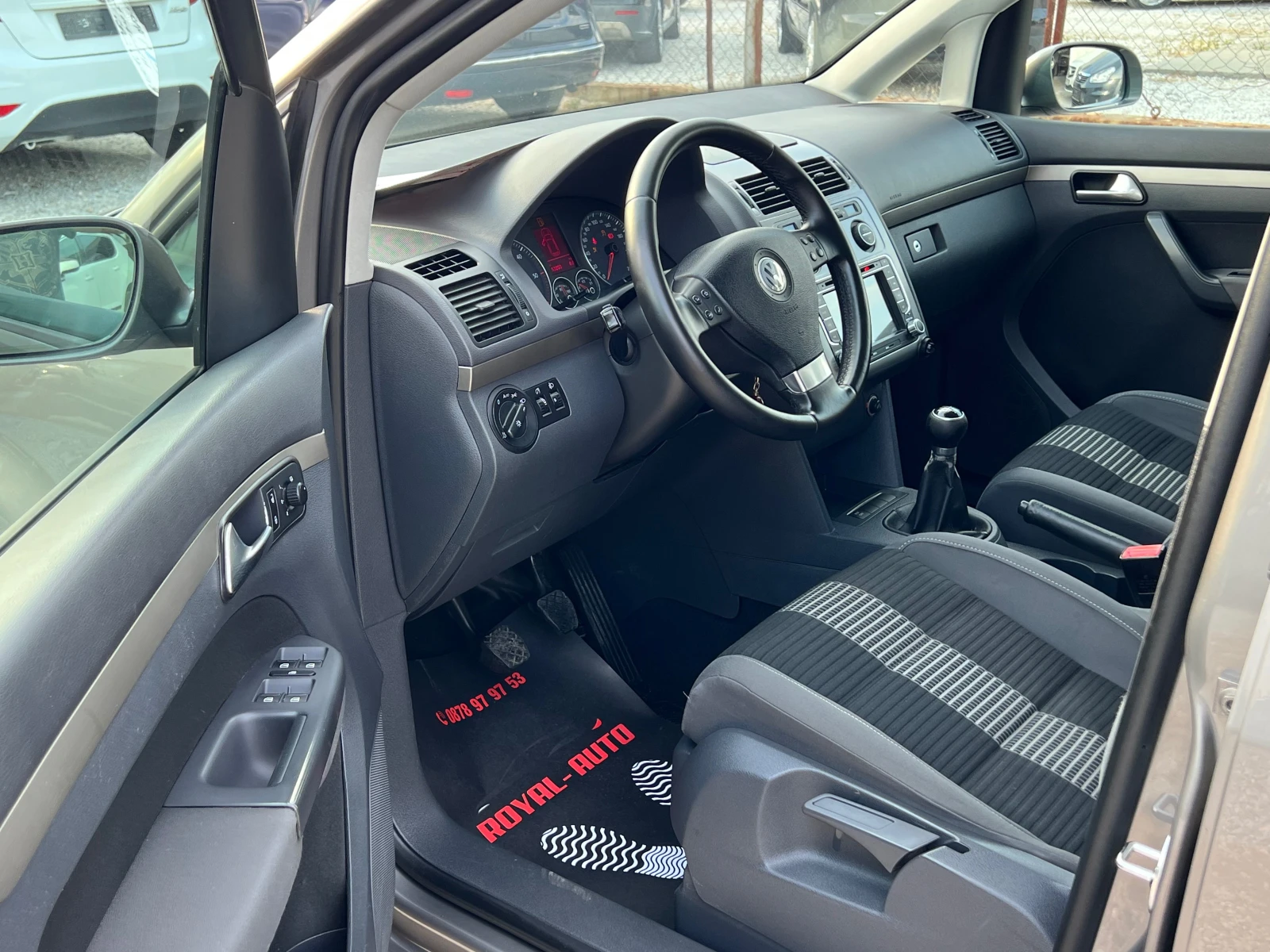 VW Touran ЛИЗИНГ-7 МЕСТЕН-ДИЗЕЛ-КЛИМА-ТОП, снимка 7 - Автомобили и джипове - 55930412