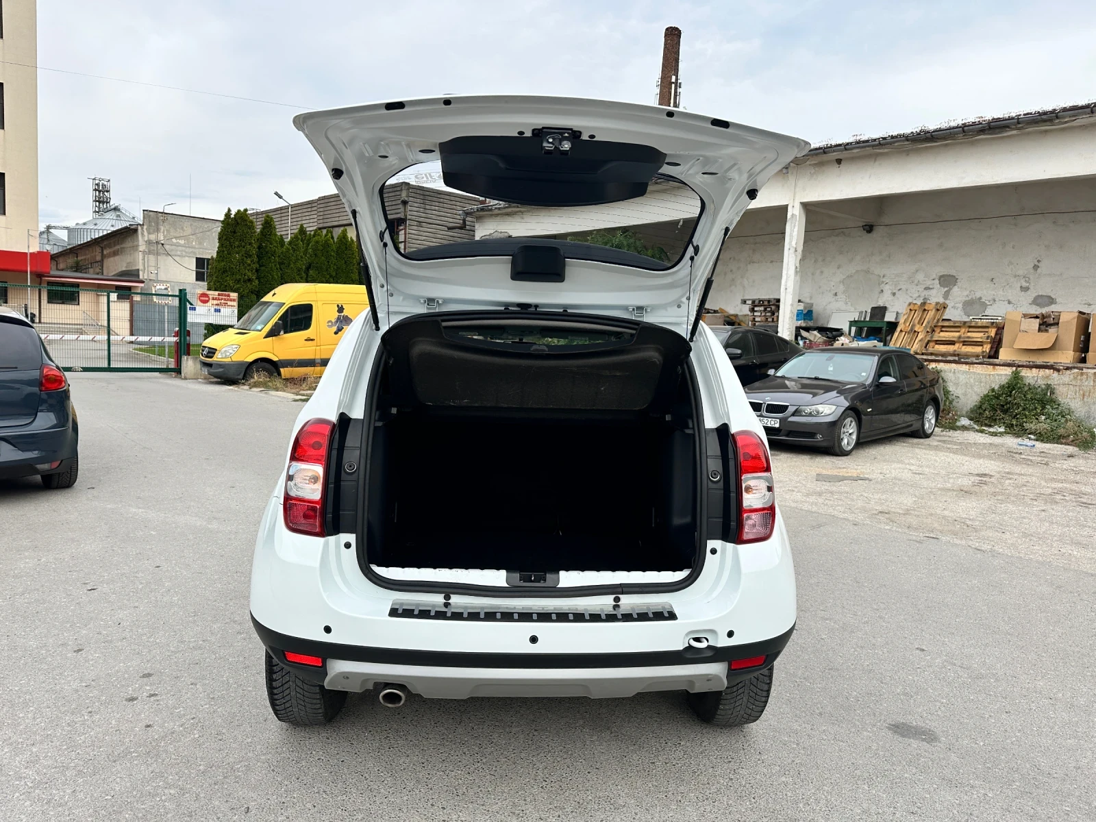 Dacia Duster 1.5DCI - НАВИГАЦИЯ -  УНИКАТ, снимка 17 - Автомобили и джипове - 56171194