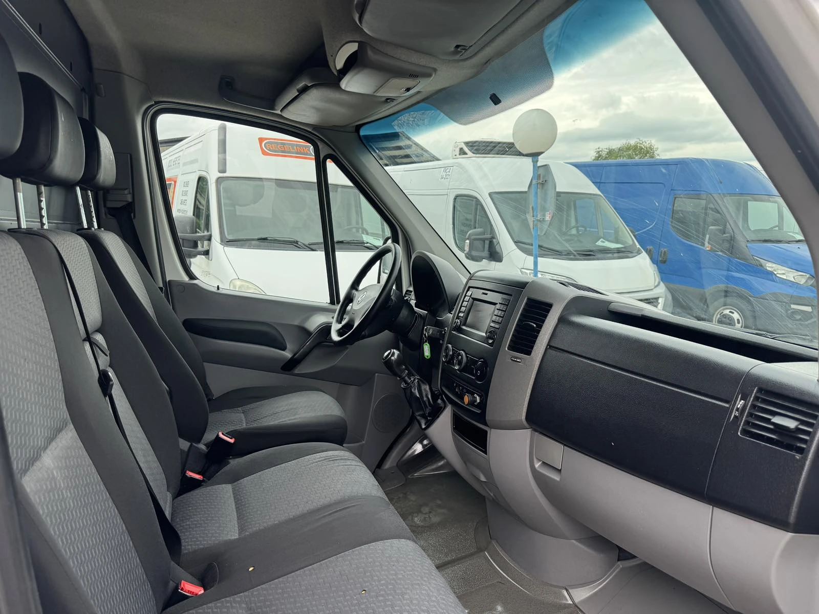 VW Crafter, снимка 12 - Бусове и автобуси - 54881877