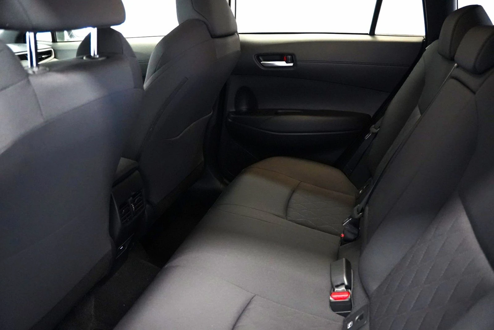 Toyota Corolla Cross НОВ!2.0HEV/197HP/NAVI/LED/KLESS/4X4/DYNAMIC/401v - изображение 10
